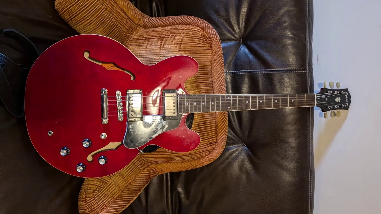 The cherry-red Epiphone ES-335; how does it sounds on clean channel ?