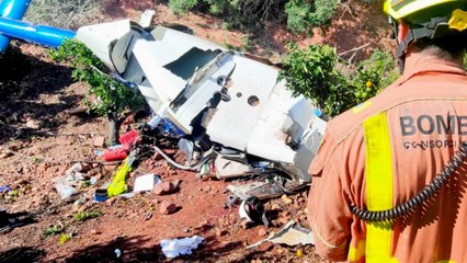 Los bomberos rescatan los cuerpos de las tres personas a bordo