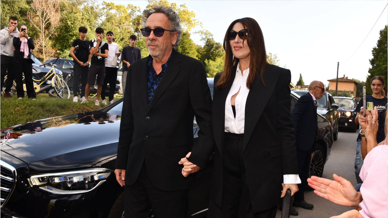 GALA VIDEO - Monica Bellucci et Tim Burton main dans la main au mariage d’un célèbre footballeur