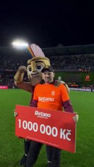 This Sparta Prague fan won 1 million Korun for scoring in a small goal
