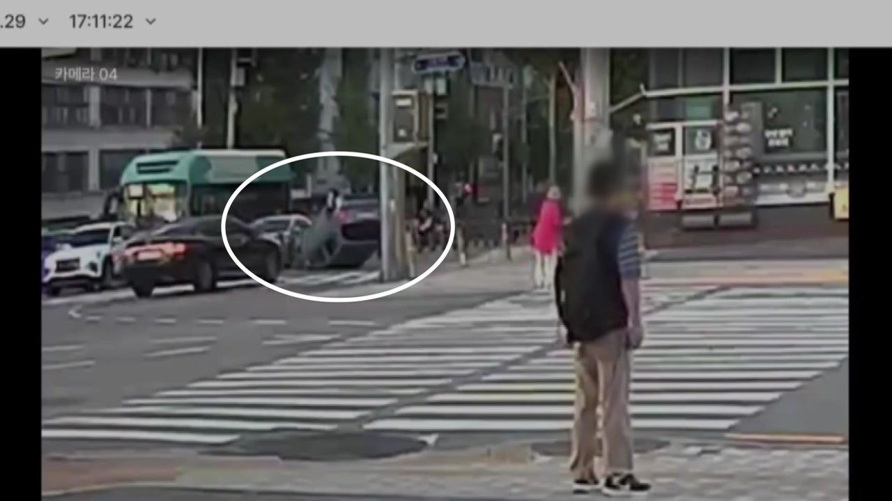 모닝, 신호대기하던 모닝 충돌하고 전복...1명 부상 / YTN