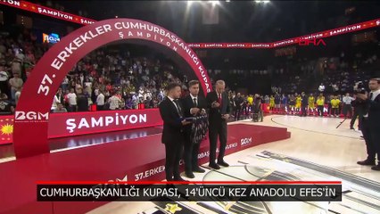 Cumhurbaşkanı Erdoğan, Anadolu Efes'e şampiyonluk kupasını verdi