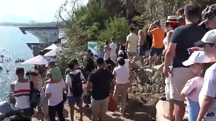 Antalya'da nefes kesen anlar: 27 metreden denize atlayanlar nefesleri kesti