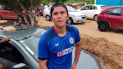 Huracán John: Aficionado de Cruz Azul rescata su auto entre el lodo en Acapulco