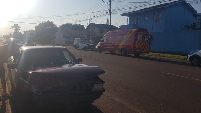 Dois veículos Saveiro colidem e três pessoas ficam feridas no Bairro Neva