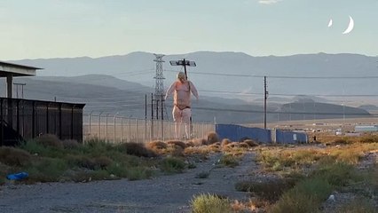 Estátua gigante retrata Trump nu perto de Las Vegas