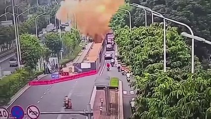 Video: ¡Explotó el alcantarillado! Una erupción de heces fecales sorprendió a los conductores