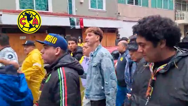 Igor Lichnovsky es custodiado por aficionados de América para llegar al Estadio de los Deportes al América vs. Pumas