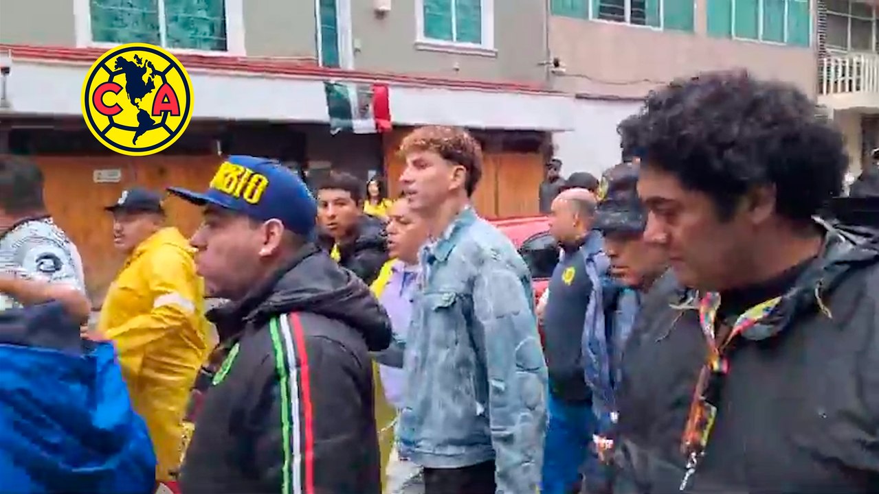 Igor Lichnovsky es custodiado por aficionados de América para llegar al Estadio de los Deportes al América vs. Pumas