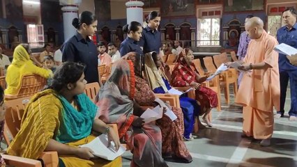 जनता दर्शन में सीएम योगी आदित्यनाथ ने सुनीं 200 लोगों की समस्याएं, अधिकारियों को दिए निर्देश