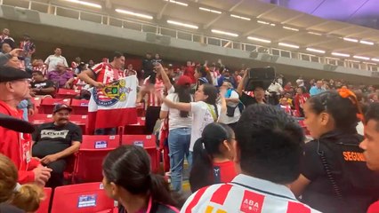Hinchas de Chivas Femenil exigen la salida del DT Joaquín Moreno y son expulsadas del estadio ⚽