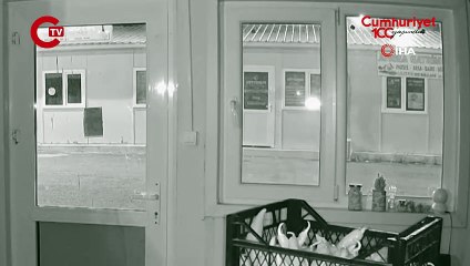 Otomobil, prefabrik iş yerinin içinden geçti