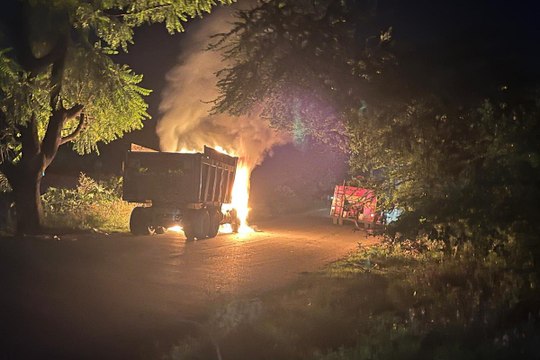 चलती ट्रक में अचानक लगी आग धू धू कर जलने लगी हाईवा