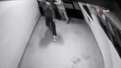 O anlar kamerada! Binadan motosikleti böyle çaldılar