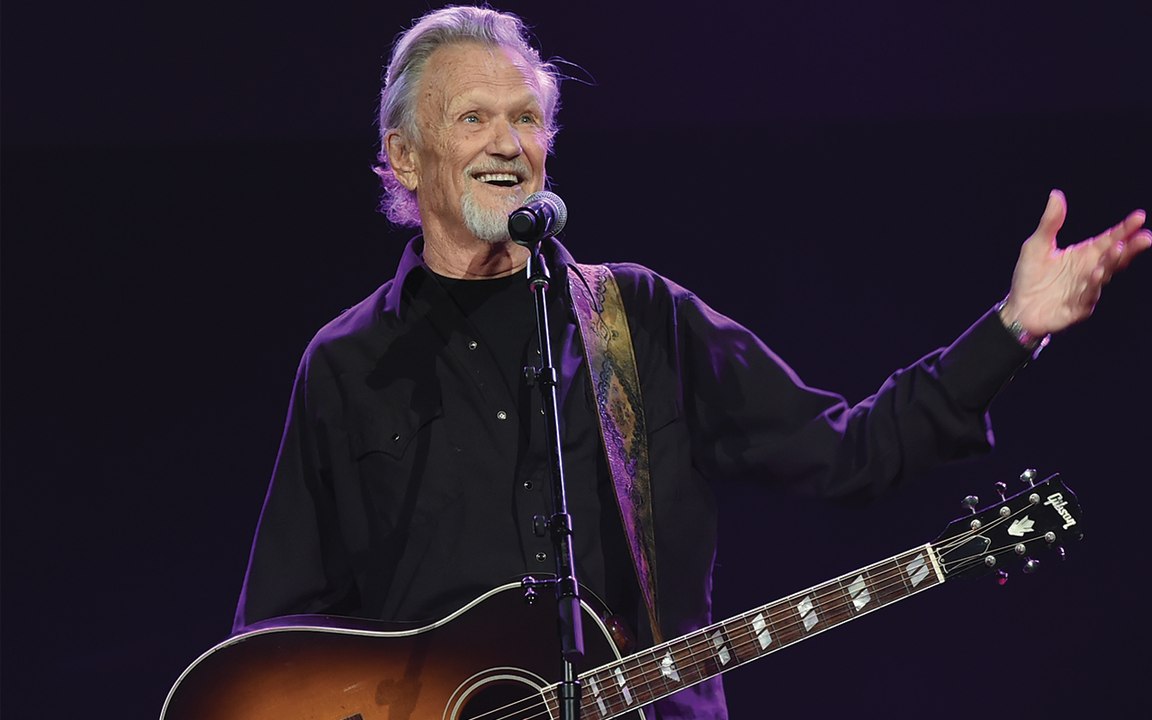 È morta una stella... Addio a Kris Kristofferson: l'icona del country e della New Hollywood aveva 88 anni