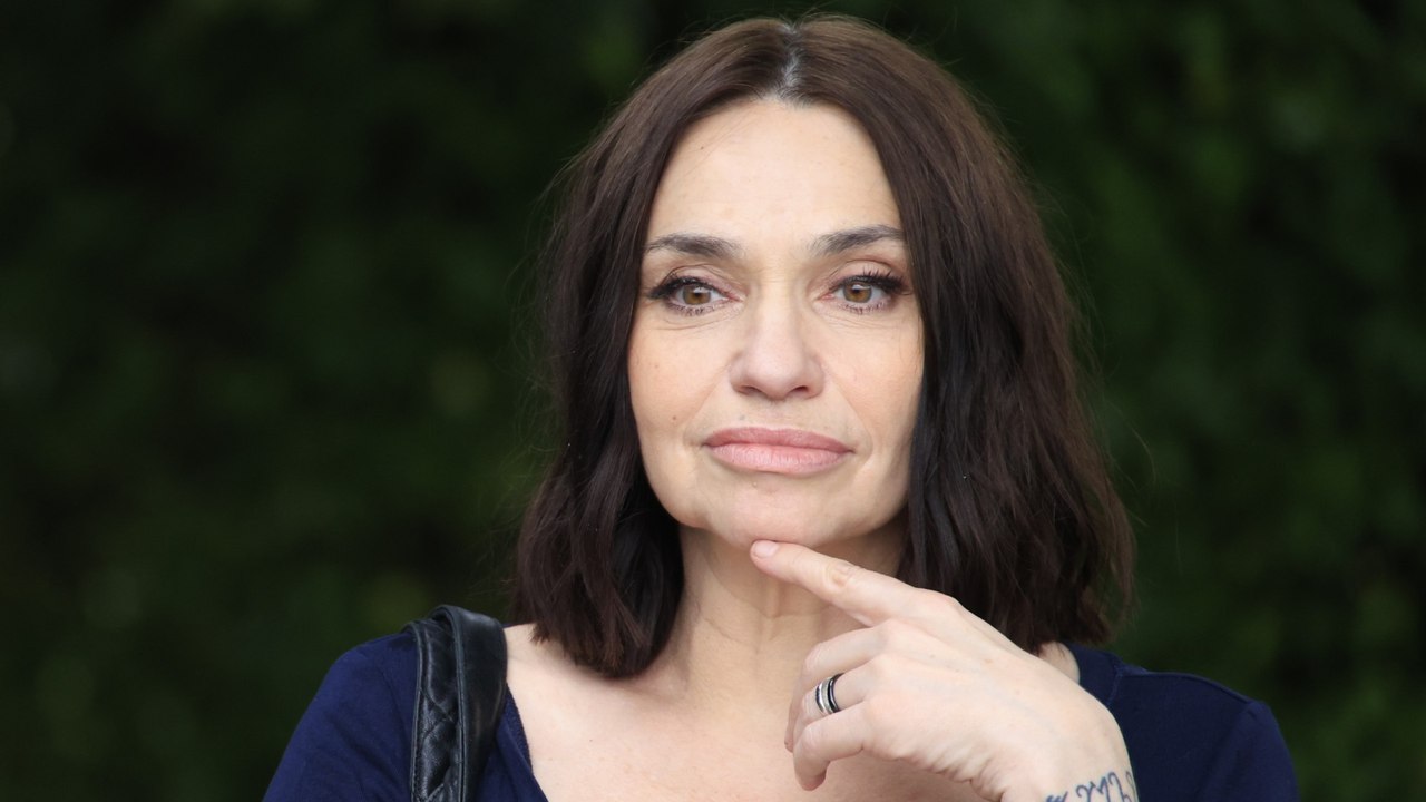GALA VIDEO - Béatrice Dalle sans filtre sur sa vie sans enfant : « La maternité ne m’a jamais effleurée "