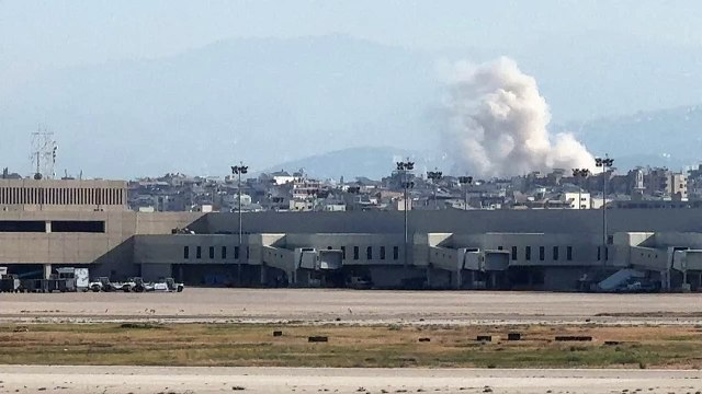 الدخان يتصاعد فوق الضاحية الجنوبية لبيروت مع استمرار الغارات الإسرائيلية