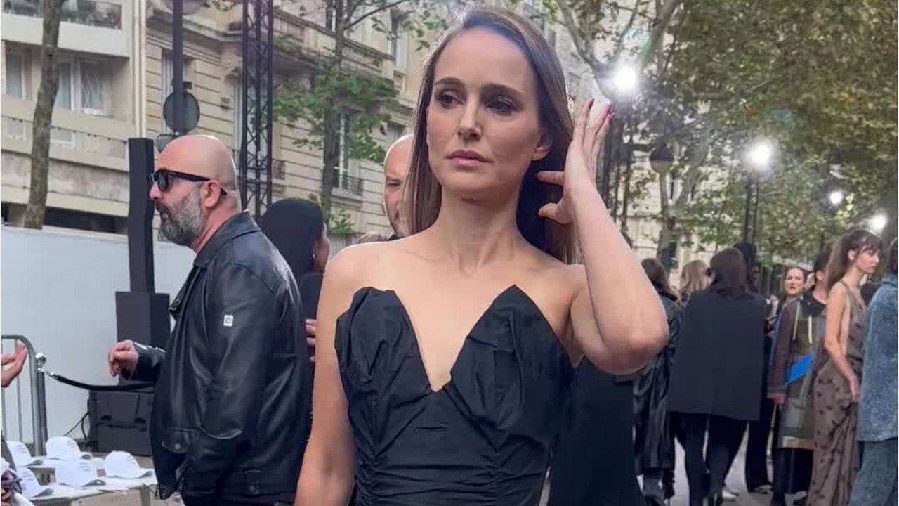 GALA VIDÉO - Natalie Portman, Paris Jackson... Les stars au premier rang du défilé Stella McCartney (1)