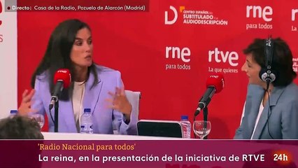 Скачать видео: La reina doña Letizia vuelve a los micrófonos de Radio Nacional