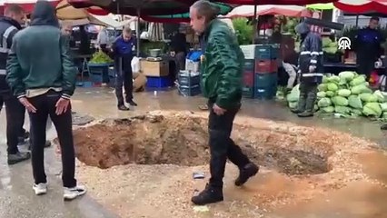 Semt pazarı içerisindeki yol çöktü: 2 metre derinliğinde çukur oluştu