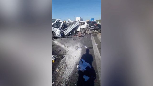 Barletta, inferno sulla statale 16: maxi incidente dopo l'assalto al portavalori. Auto distrutte e due feriti gravi