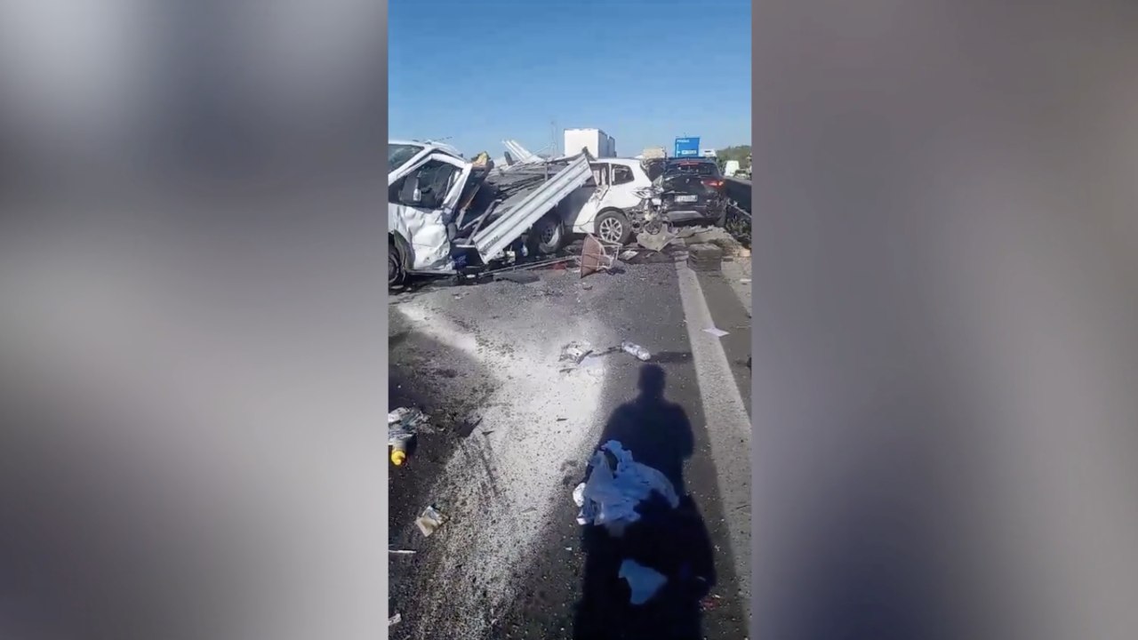 Barletta, inferno sulla statale 16: maxi incidente dopo l'assalto al portavalori. Auto distrutte e due feriti gravi