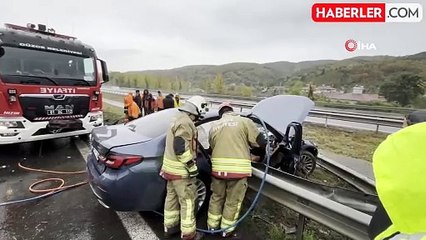 Otoyolda Lüks Otomobil Bariyerlere Çarptı: 2 Yaralı