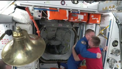 Missão da SpaceX para resgatar astronautas chega à Estação Espacial Internacional