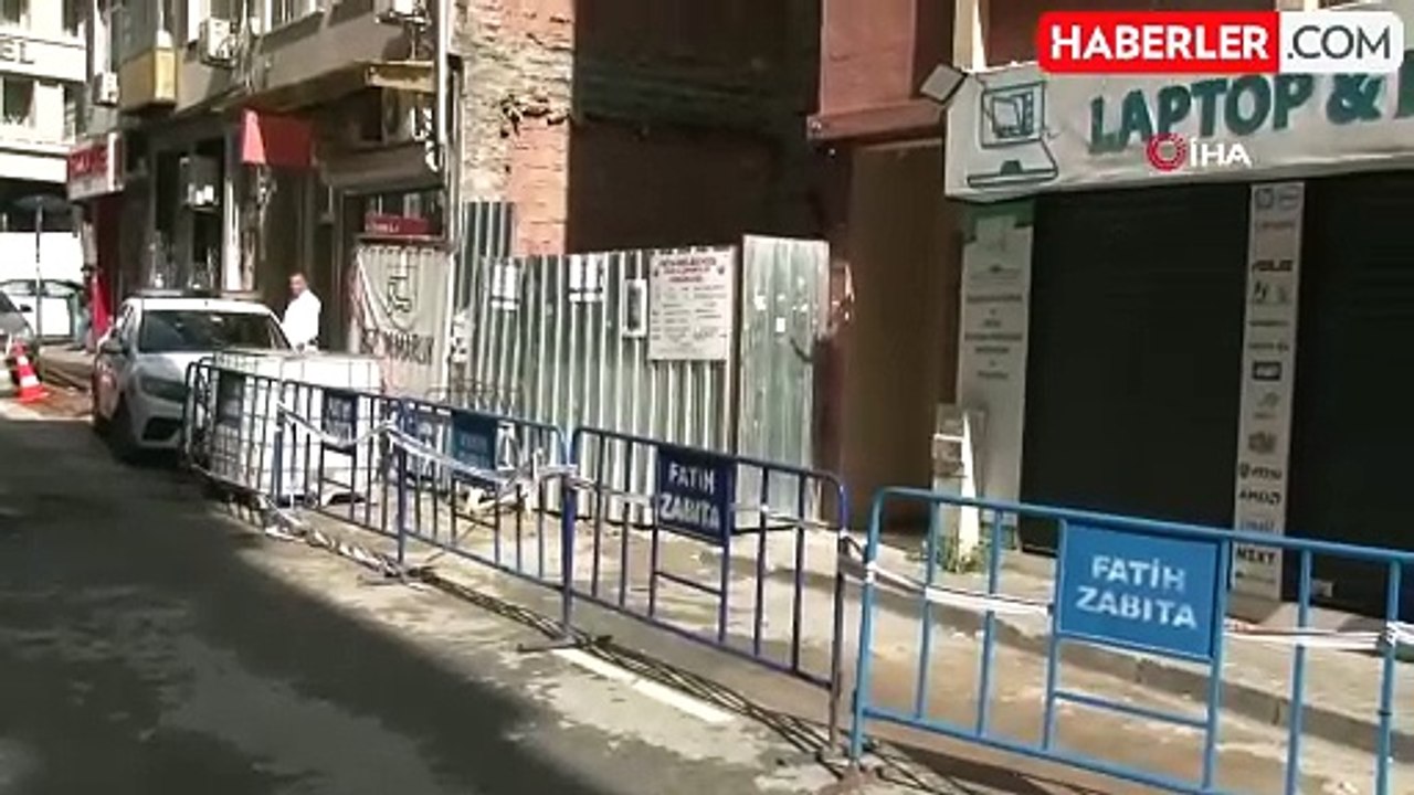 Fatih'te Temel Kazısı Sırasında Apartman Duvarı Yıkıldı