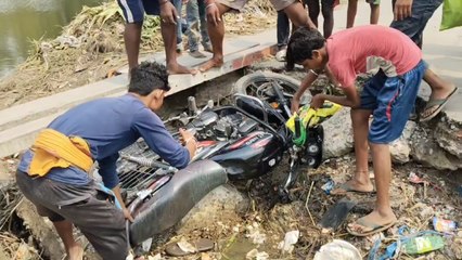 बेगुसराय जिला मुख्यालय से टूटा ग्रामीणों का संपर्क,जान जोखिम में डालकर सड़क पार कर रहे लोग