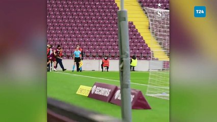 Servette oyuncusu Dereck Kutesa, attığı golü Kerem Aktürkoğlu sevinciyle kutladı