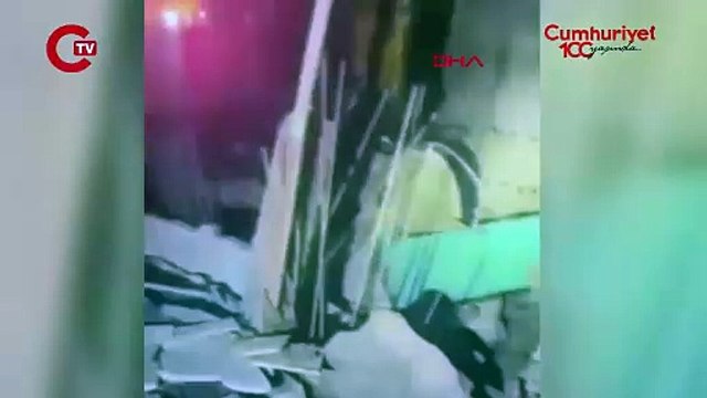 Fatih'te temel kazısı sırasında 4 katlı apartmanın duvarı yıkıldı: Bitişiğindeki bina yan yattı