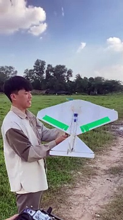 Sinh viên Bách Khoa tét máy bay