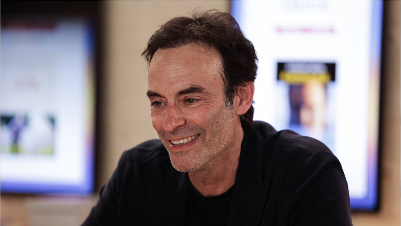 GALA VIDEO - PHOTO - Anthony Delon fête ses 60 ans : retrouvailles avec ses filles Loup et Liv, portrait de famille émouvant