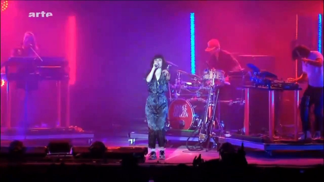 The Dø chante "Despair, Hangover & Ecstasy" en live