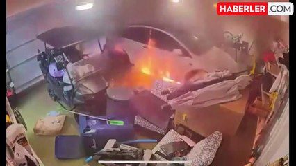 Kasırgada tuzlu suyla dolan park halindeki Tesla marka araç alev aldı