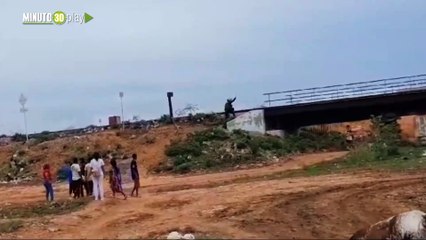 Tremendo héroe! Graban momento exacto en el que policía salvó a un joven de morir aplastado por un tren