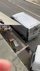 Video: ¡Por despecho! Un hombre atacó con machete a 31 personas e inició un incendio
