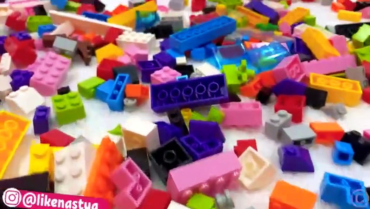 Настя и папа играют с лего. Видео для детей