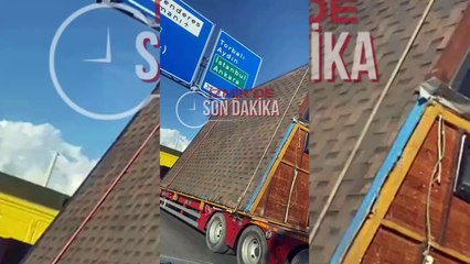 İzmir'de ilginç kaza | Bungalov ev tabelalara çarptı