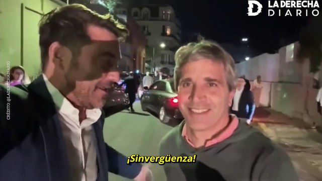 Caputo fue abucheado mientras brindaba un reportaje a La Derecha Diario en el acto de Milei