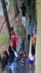 ¡No quiso pagar! Cobarde le robó a un vendedora de dulces y luego la golpeó