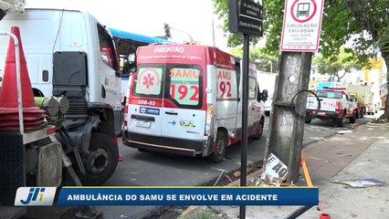 Ambulância do samu se envolve em acidente