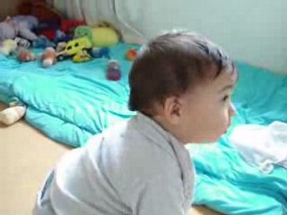 mashallah, طفل صغير يُنصِتُ للقرآن