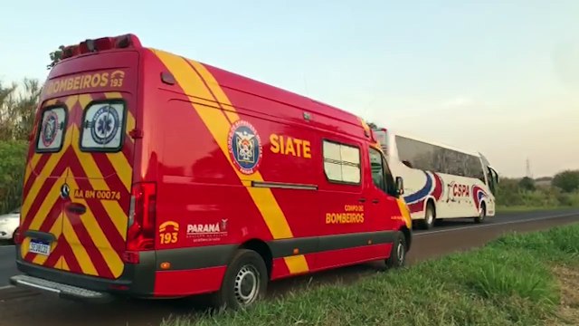 Acidente entre moto e Onix deixa motociclista ferido na BR-369, em Cascavel