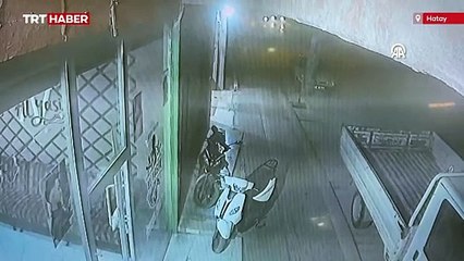 Yerinden fırlayan rögar kapağı kamerada