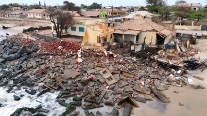 La erosión se traga una ciudad costera en Brasil