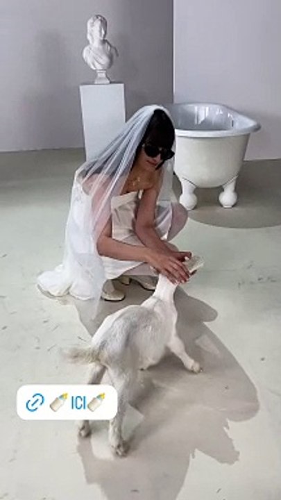 Des images en réalité tirées du clip de "Tout pour moi" issu de l'album "Mon sang" qui sortira le 15 novembreClara Luciani en train de tourner le clip de la chanson "Tout pour moi"