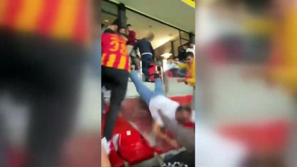 Kayserispor-Beşiktaş maçında tribün karıştı! Birbirine girdiler
