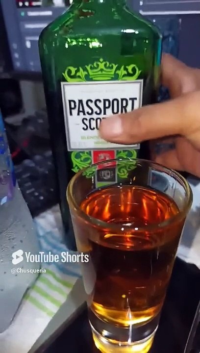 Bebiendo Whisky passport scotch con agua mineral de manantial #shorts bien agusto en la oficina